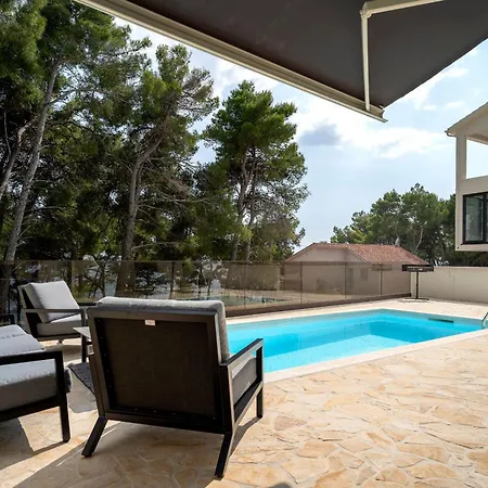 Apartman Seafront Totally Beachin With Private Pool *