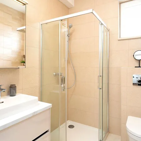 Seafront Totally Beachin With Private Pool Apartman